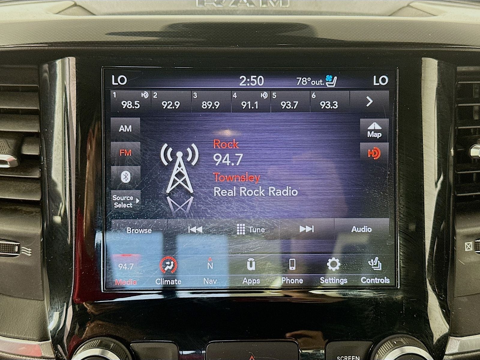 2020 RAM 1500 Laramie Crew Cab 4x4 5'7' Box