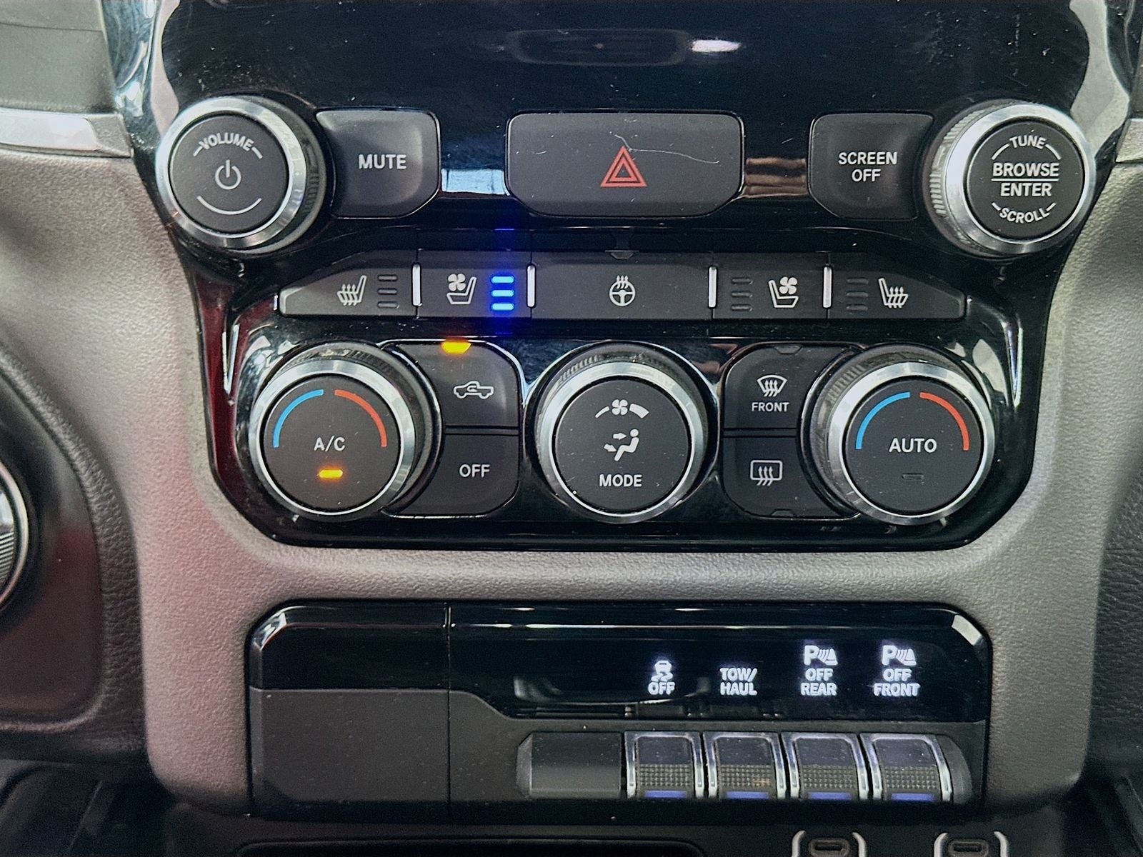 2020 RAM 1500 Laramie Crew Cab 4x4 5'7' Box