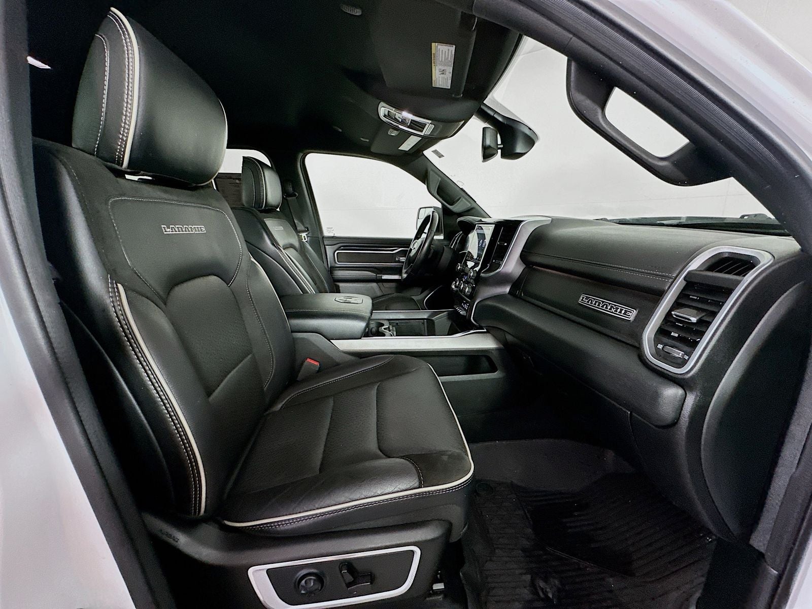 2020 RAM 1500 Laramie Crew Cab 4x4 5'7' Box