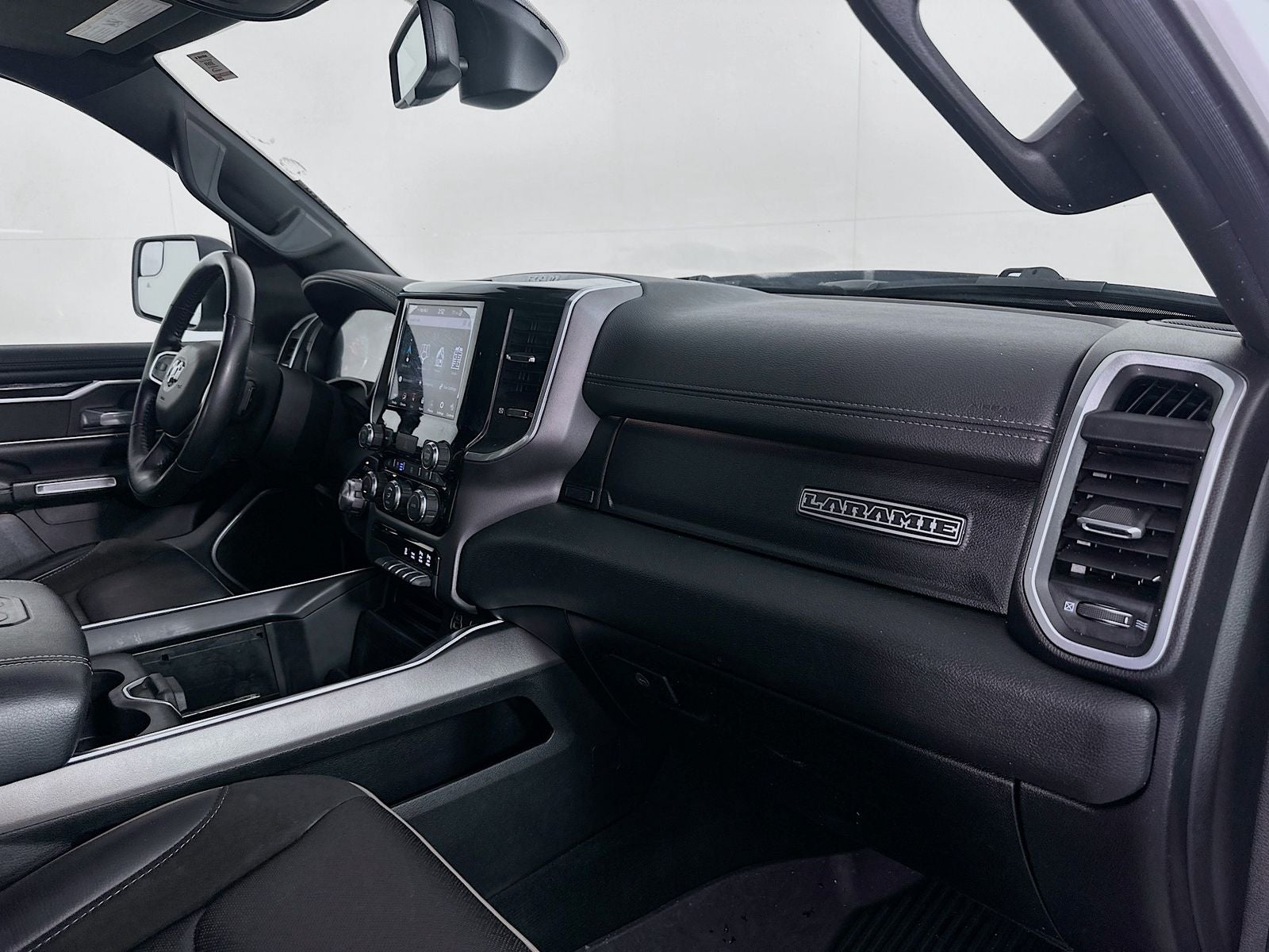 2020 RAM 1500 Laramie Crew Cab 4x4 5'7' Box