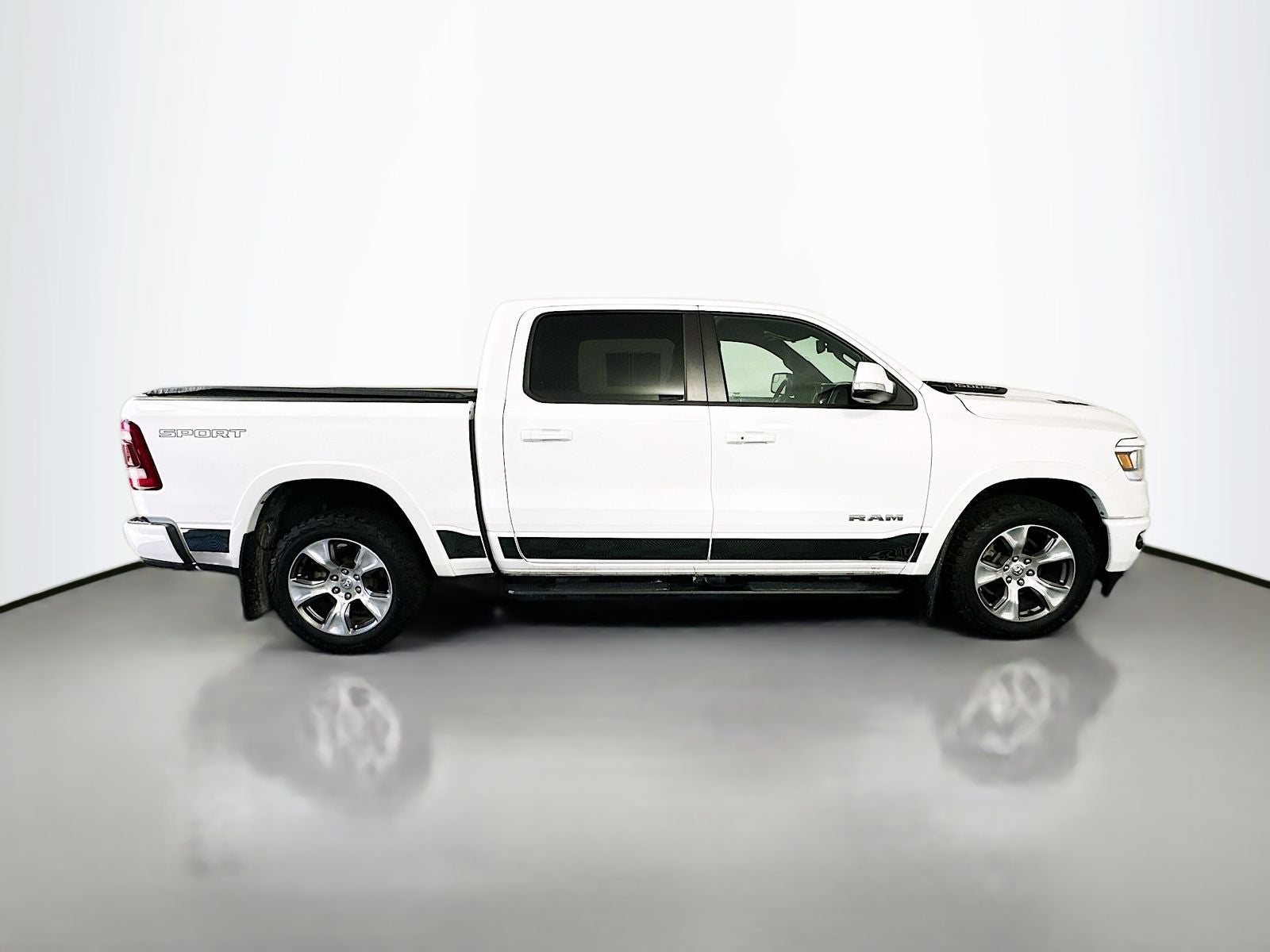 2020 RAM 1500 Laramie Crew Cab 4x4 5'7' Box