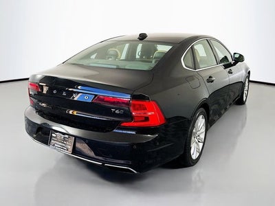 2017 Volvo S90 T6 Momentum