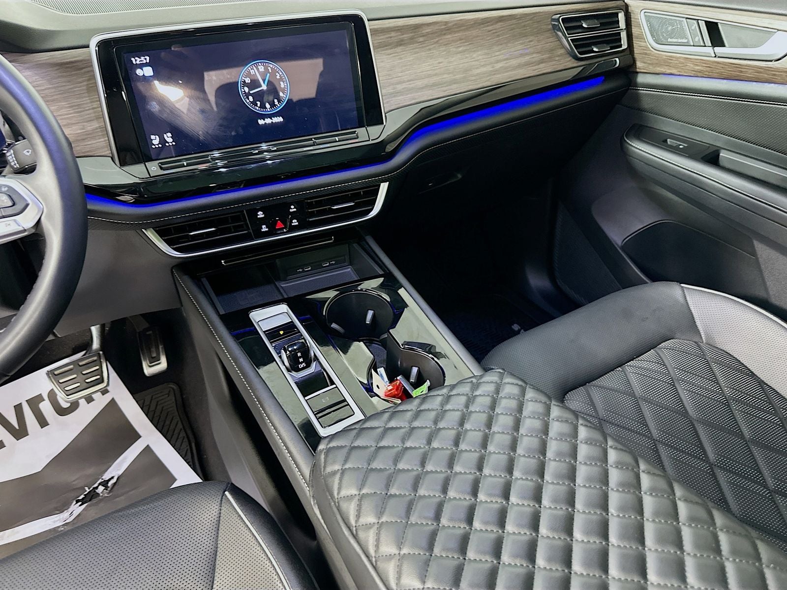 2024 Volkswagen Atlas 2.0T SEL Premium R-Line