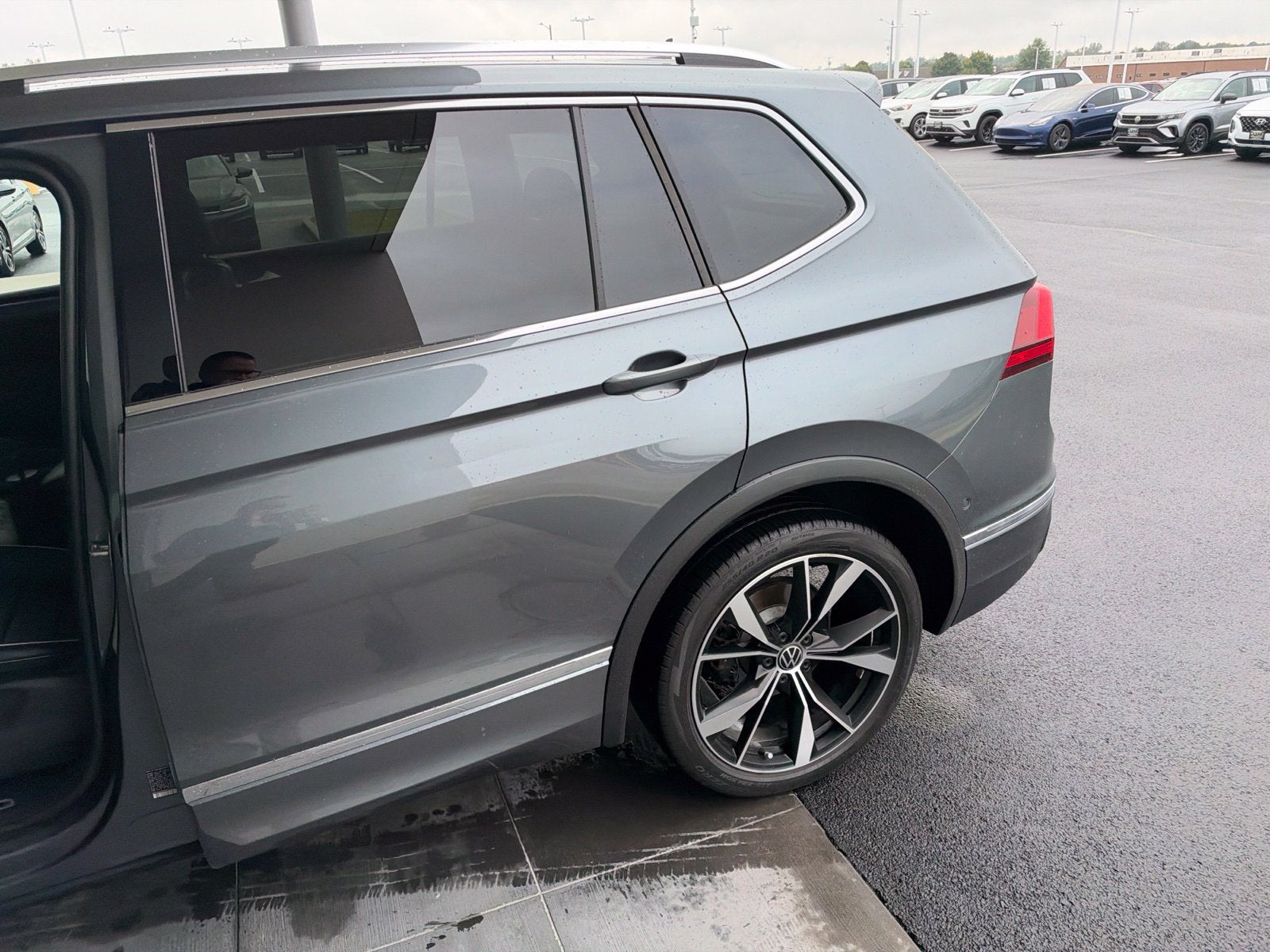 2024 Volkswagen Tiguan SEL R-Line