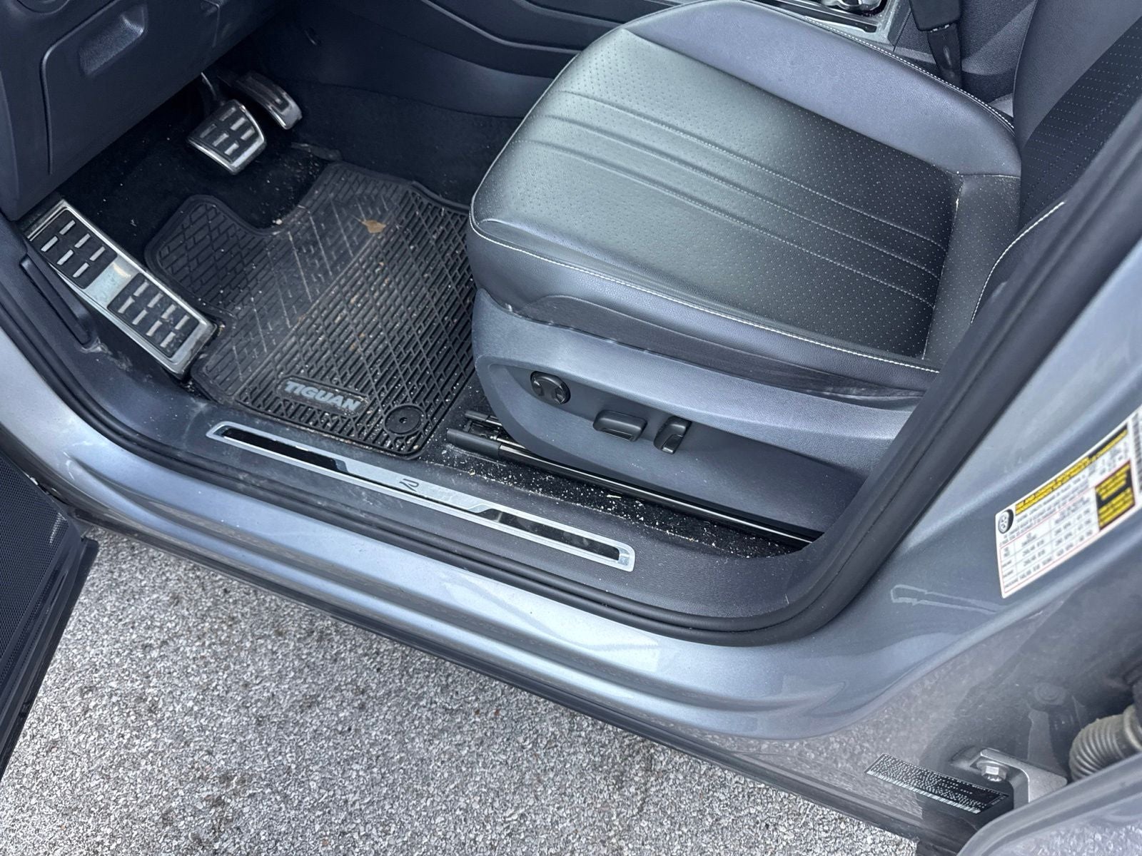 2023 Volkswagen Tiguan SE R-Line Black