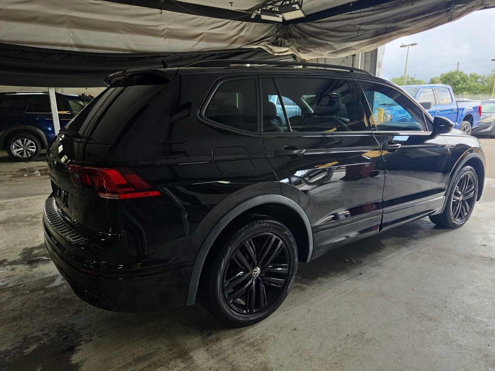 2022 Volkswagen Tiguan SE R-Line Black