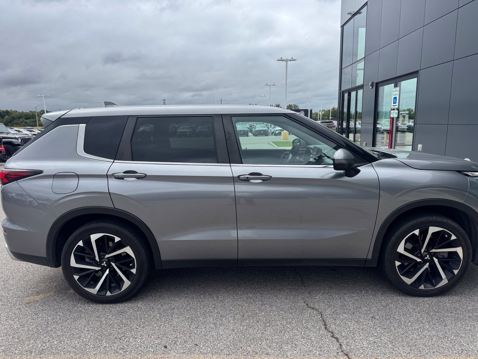 2022 Mitsubishi Outlander SE